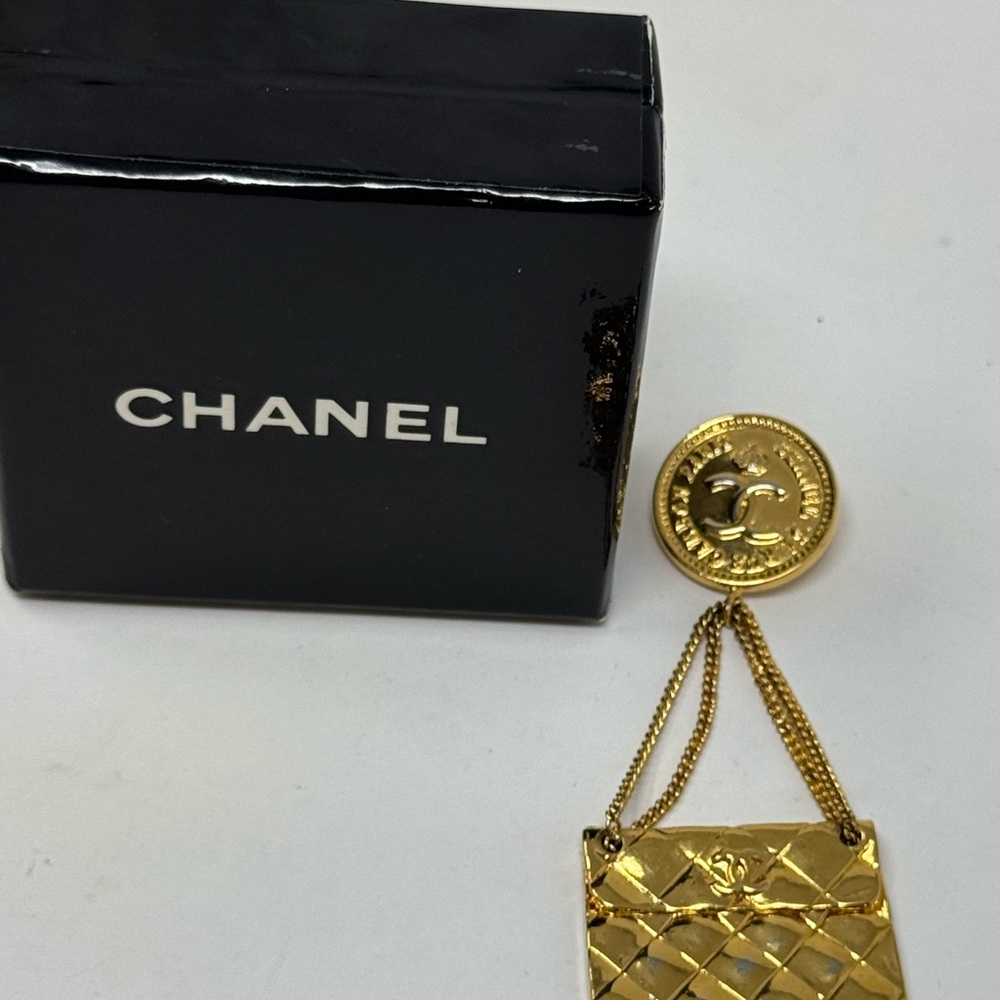 💯 Authentic CHANEL Pre-Owned Classic Flap Gold Toned Quilted Bag Brooch